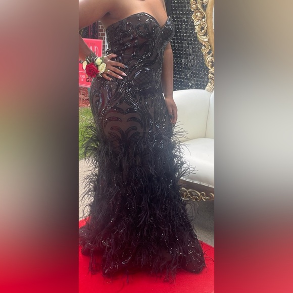 Black Giovanni with feathers, very stretchy and sexy. - Picture 1 of 2